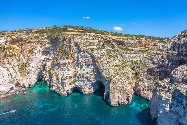 Een must see op Malta: de Blue Grotto oftwel de Blauwe Grotten \u00a9 aapsky - Adobe Stock