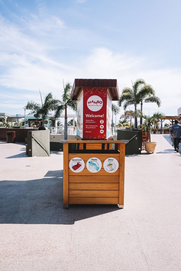 Prullenbakken op Mambo Beach moeten dit populaire strand schoner maken