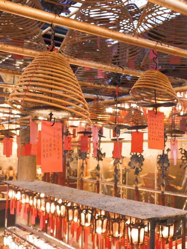 Typisch voor deze tempels is de gedraaide wierook aan het plafond, zoals hier in de Man Mo Tempel.