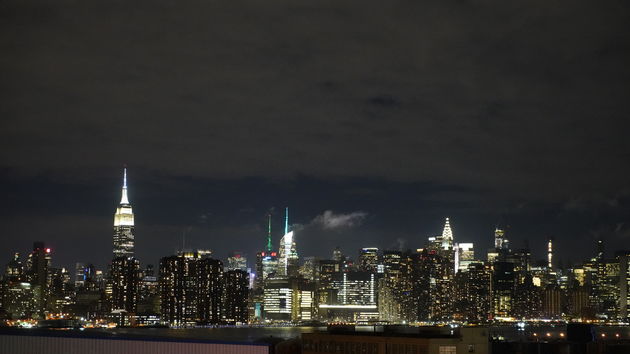 De skyline van Manhattan en in de avond