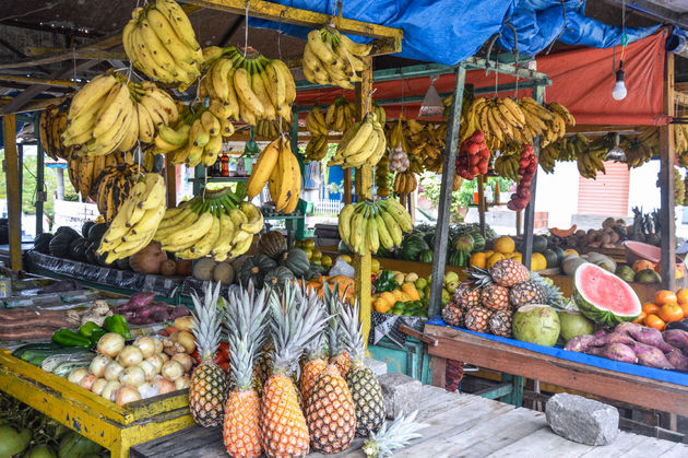 Proef van de (voor ons) onbekende vruchten op deze kleurrijke fruitmarkt