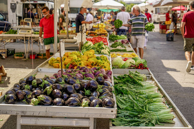 Op de markt in Puglia koop je allerlei lekkere dingen, onder ander ook olijfolie