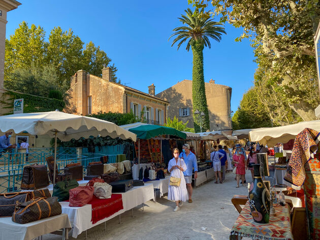 Op de markt in Saint-Tropez scoor je zelfs een vintage tas van Chanel of Louis-Vuitton