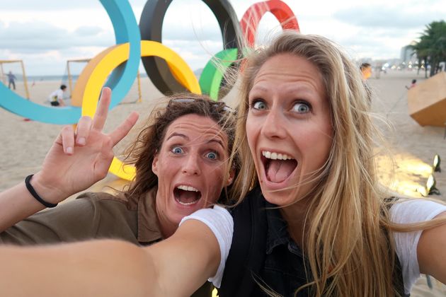 Selfie met H\u00e8len bij de Olympische ringen op de Copacabana