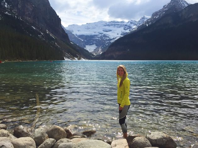 IJskoud maar wel leuk, even pootjebaden in Lake Louise!