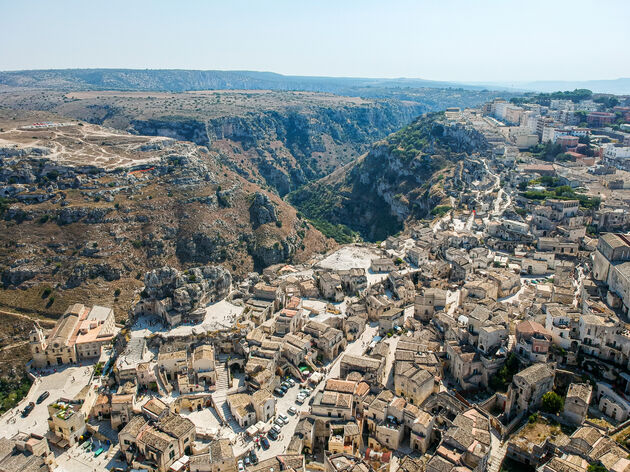 Matera ligt letterlijk aan de rand van de afgrond van Gravina di Matera