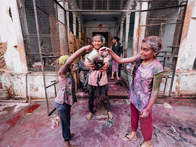 Een Holi-bestendige camera? Matt bewijst dat de camera`s van Olympus meer dan geschikt zijn!