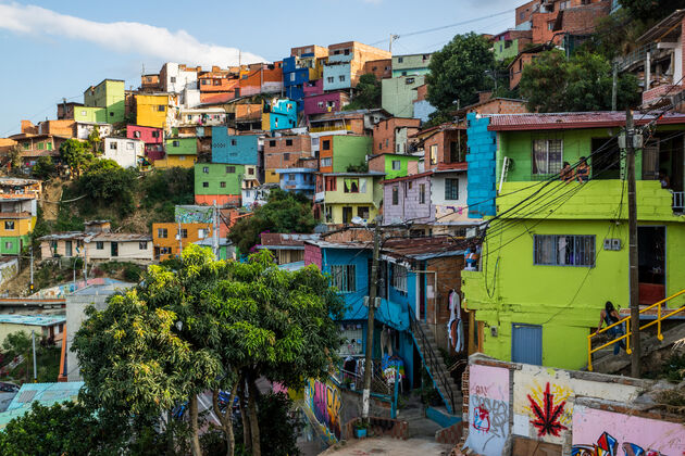 Comuna 13 is de meest kleurrijke wijk van Medell\u00edn\u00a9 Anton Blanke - Adobe Stock