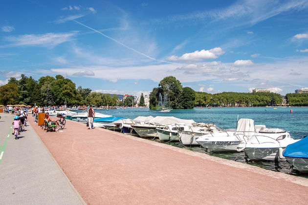 Langs het meer van Annecy loopt een pad om te fietsen, wandelen of hardlopen