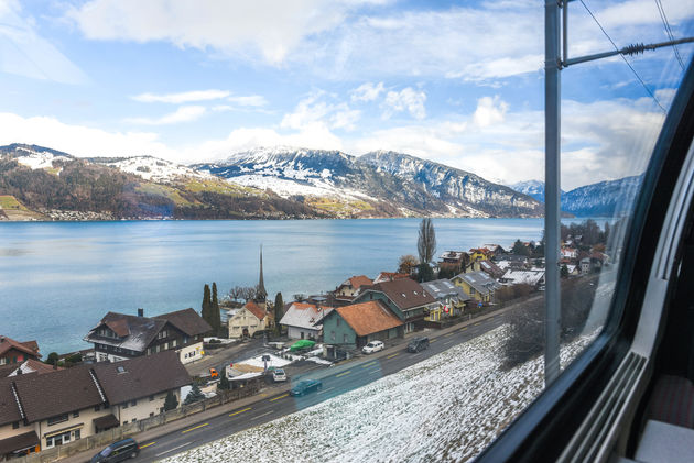 Uitzicht op het Meer van Thun tijdens onze treinreis van Z\u00fcrich naar Visp