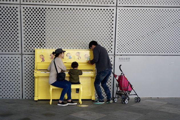 Piano spelen als je vijf jaar bent bij het Dongdaemun Design Plaza