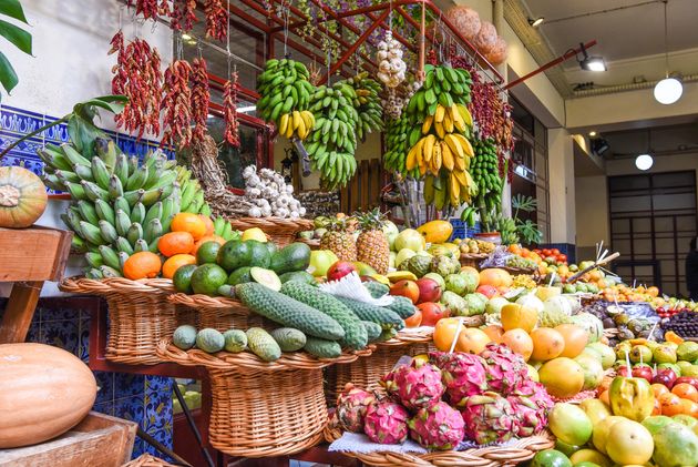 Kleurrijke stalletjes met groente en fruit op Mercado dos Lavradores