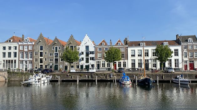 Prachten grachtenpanden aan de haven in de stad