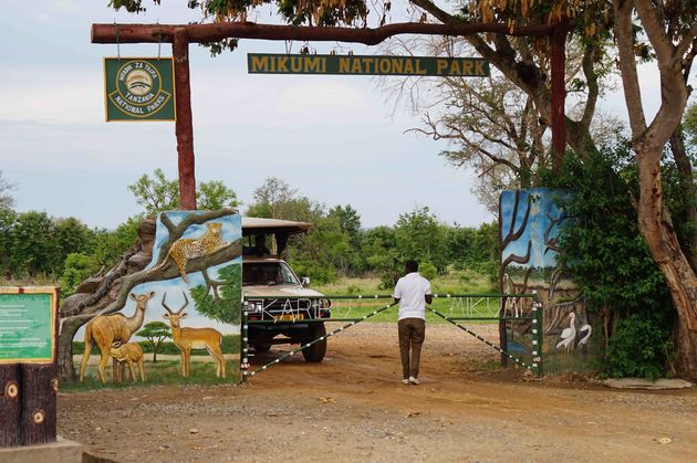Via deze poort ga je het park binnen, de safari kan beginnen