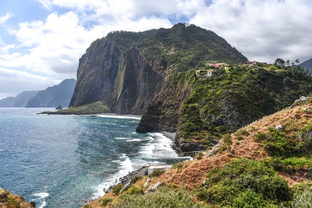 De ruige kust van Madeira leent zich voor spectaculaire wandelingen