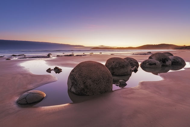 Moeraki Boulders voor de kust van Nieuw-Zeeland