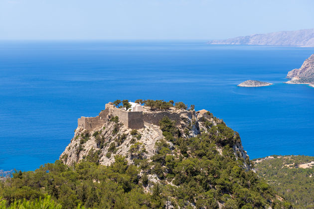 Het hoogtepunt van Monolithos is dit oude kasteel op een rots\u00a9 vivoo - Adobe Stock