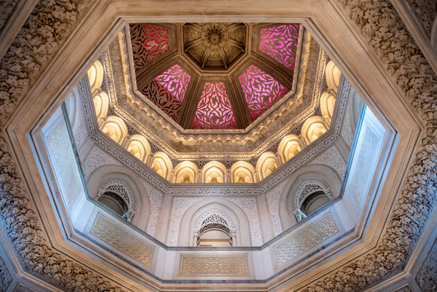 Het indrukwekkende plafond van het paleis