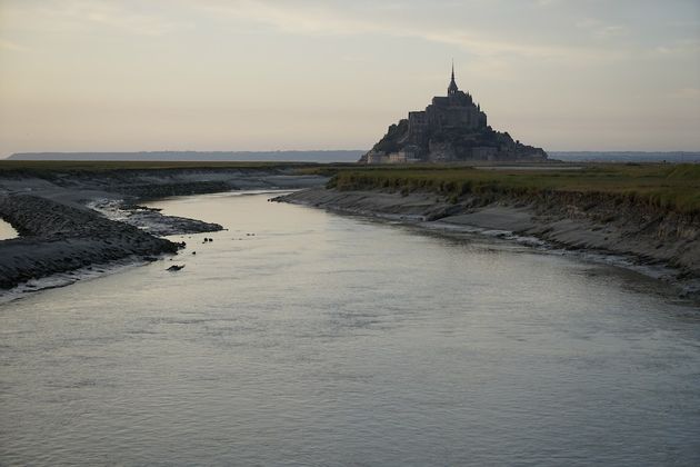 Mont-Saint-Michel in de avond vanaf de nieuwe voetgangersbrug