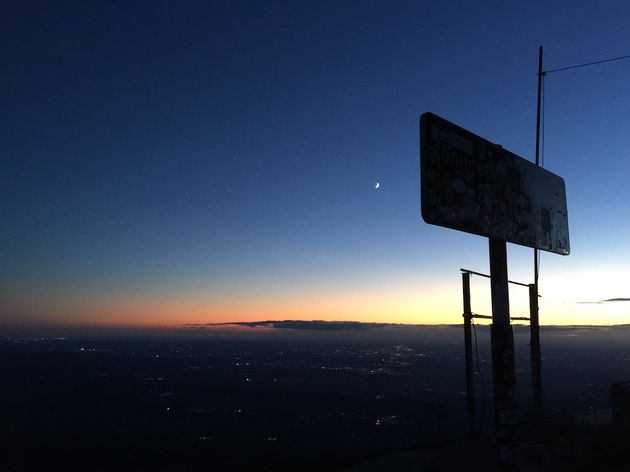 Het zicht aan het einde van de dag bovenop de Mont Ventoux