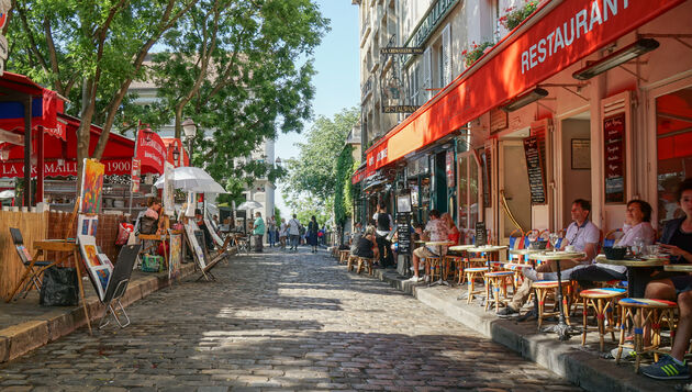 Op Place du Tertre kun je schilderijen kopen en een terrasje pakken