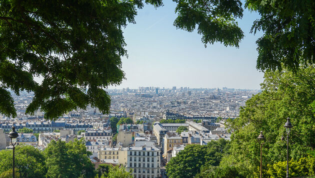 Uitzicht over Parijs vanaf de trappen van de Sacr\u00e9-Coeur
