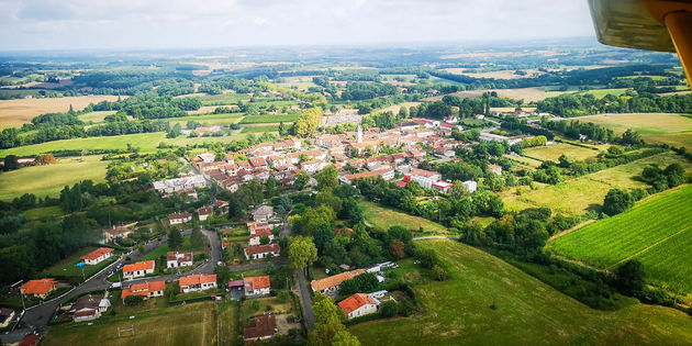 Het dorpje Montr\u00e9al vanuit de lucht gezien, wat een plaatje!