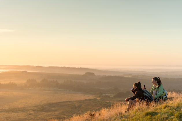 Het prachtige beschermde natuurgebied Monts d\u2019Arr\u00e9e is vlakbij