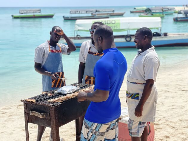 <em>Verse vis van de barbecue smaakt nog beter op een tropisch strand.<\/em>