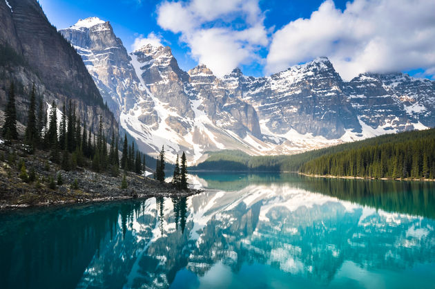 Moraine Lake in Alberta \u00a9 ALCE \/ Fotolia.com.