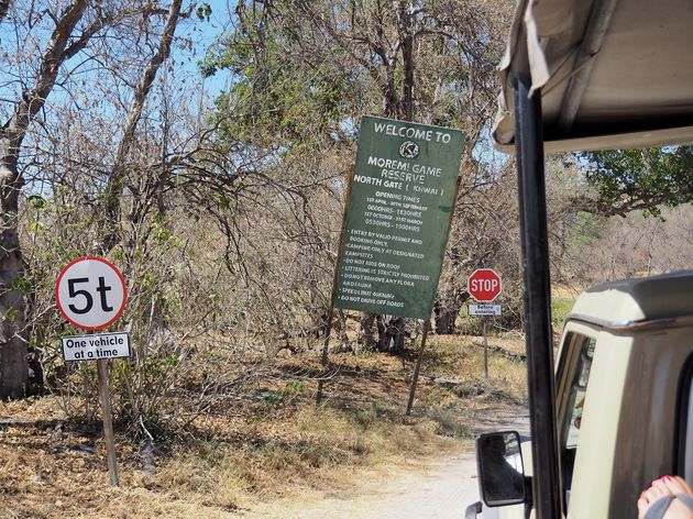 Vanuit Chobe National Park reis je via de North Gate het Moremi Game Reserve in.