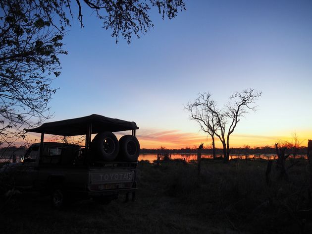 Niets is mooier dan je safaridag afsluiten bij zonsondergang.