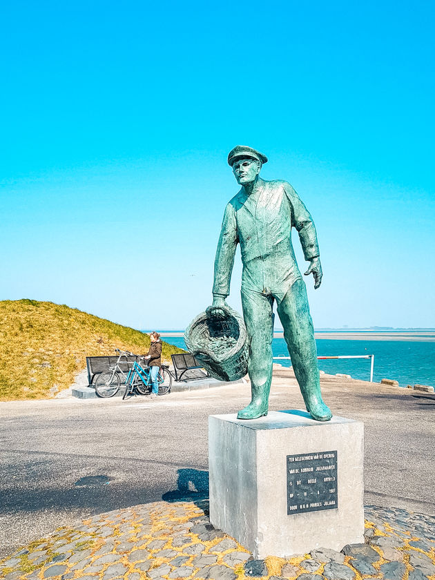 Yerseke is natuurlijk ook bekend van de mosselen, vandaar ook dit beeld van de Mosselman