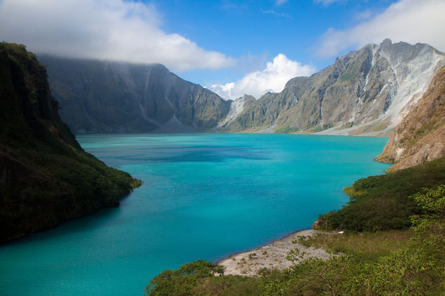 Het schitterende kratermeer van vulkaan Pinatubo \u00a9 wouter roesems - Adobe Stock