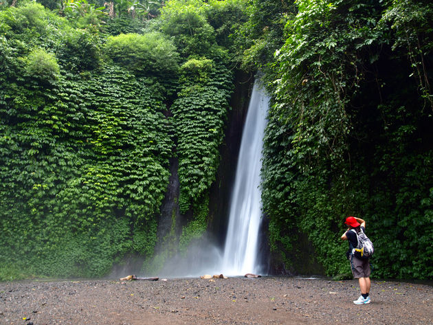 Maak een hike naar de waterval van Munduk\u00a9 Maygutyak - Adobe Stock