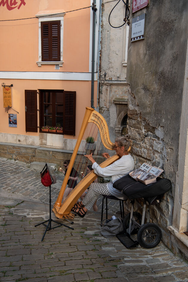 Deze muzikante zorgt voor extra sfeer in de oude straatjes