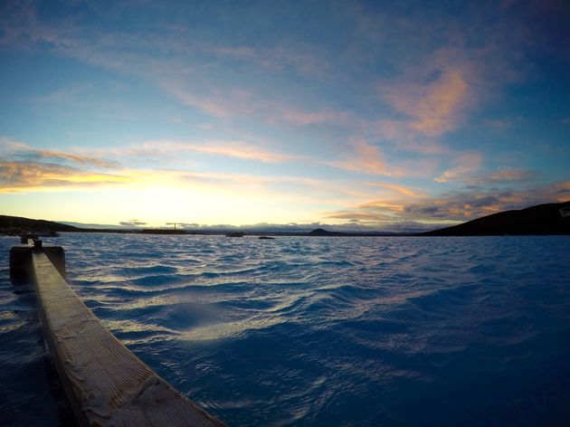 Uitzicht op de ondergaande zon vanuit Mavatn Nature Baths