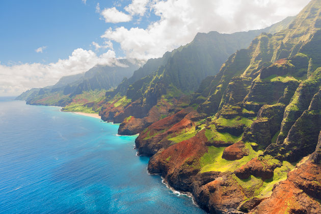 De indrukwekkende kust van N\u0101 Pali van Kauai\u00a9 SergiyN - Adobe Stock