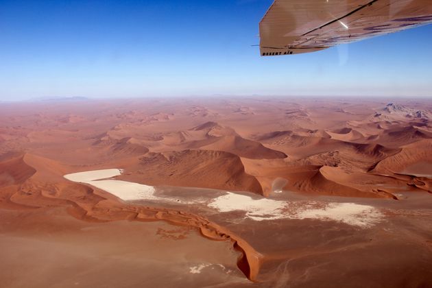 Vliegen in een oude cessna over de Namibwoestijn