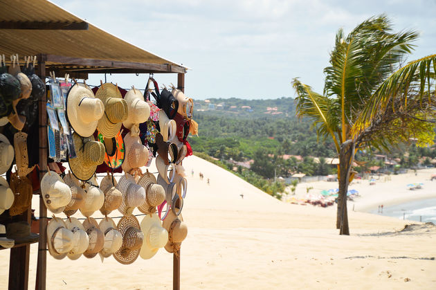 Langs de stranden zijn vaak kraampjes te vinden met hoeden, bikini\u2019s of slippers