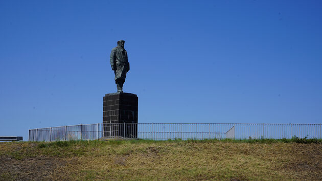Standbeeld van de Nederlandse architect Dudok op de Afsluitdijk