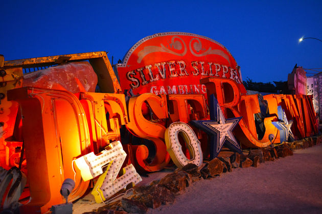 Ga wel `s avonds, dan is het donker en is het Neon Museum n\u00f3g leuker!