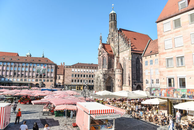 De geschiedenis van de Frauenkirche op de Hauptmarkt gaat terug naar de 14e eeuw