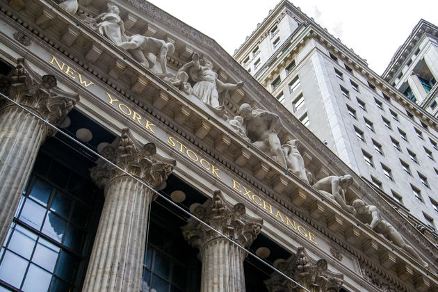 Het opvallende gebouw van de New York Stock Exchange dat iedereen wel eens op tv heeft gezien