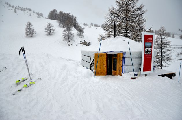 In een echte `yurt` in het nomadendorp kun je even opwarmen bij de kachel