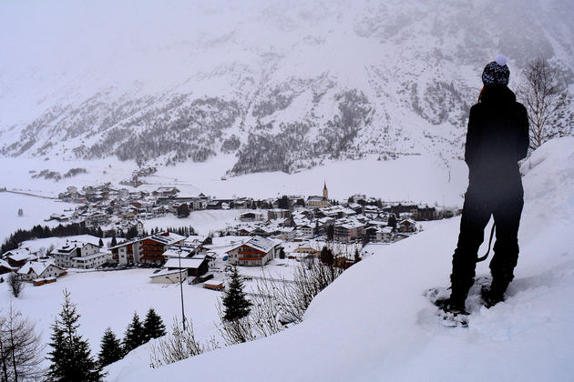 Uitzicht over Galt\u00fcr tijdens het sneeuwschoenwandelen