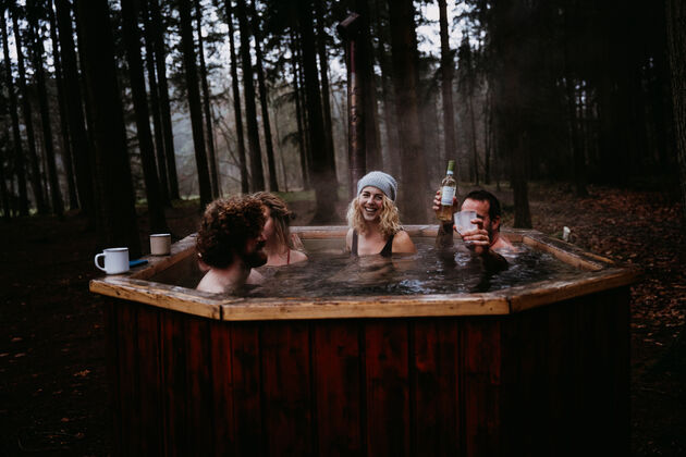 En `s avonds kun je bijkomen in de hottub of sauna