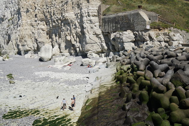 Imposante stenen ter bescherming van de kust in F\u00e9camp
