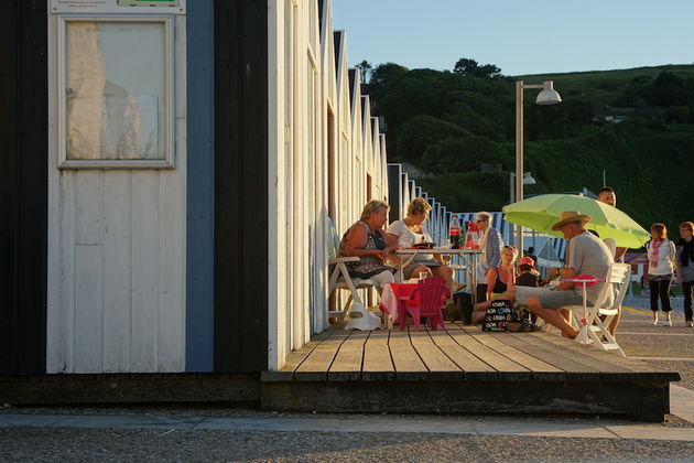 Genieten van de ondergaande zon in Yport