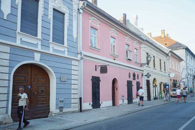 Het historische gedeelte van Novi Sad kent veel pastel kleurige gebouwen